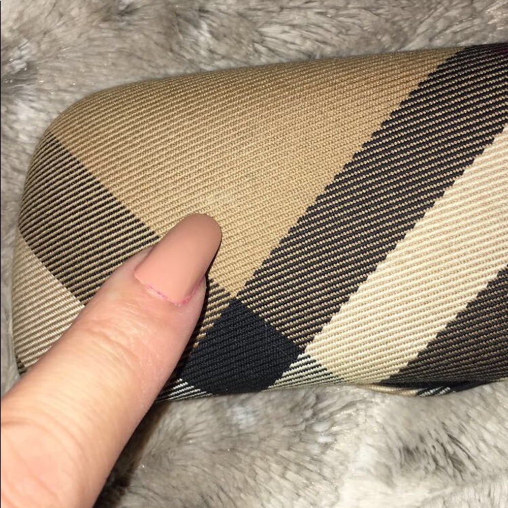 Burberry case - Picture 3 of 4